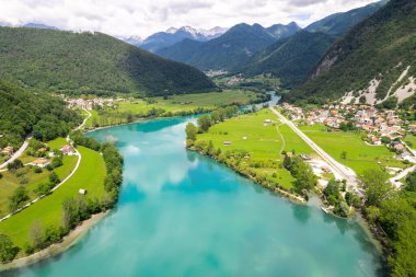 Slovenya ve Soca Nehri 'ndeki Most na Soci kasabasının insansız hava aracı görüntüsü.