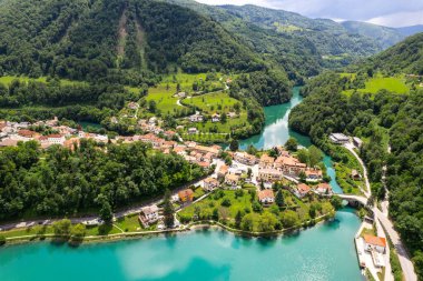 Slovenya ve Soca Nehri 'ndeki Most na Soci kasabasının insansız hava aracı görüntüsü.