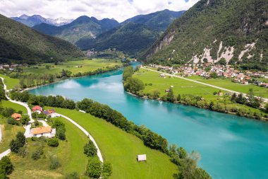 Slovenya ve Soca Nehri 'ndeki Most na Soci kasabasının insansız hava aracı görüntüsü.