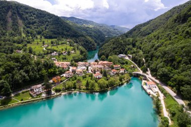 Slovenya ve Soca Nehri 'ndeki Most na Soci kasabasının insansız hava aracı görüntüsü.