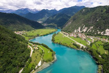 Slovenya 'daki Soca nehrinin insansız hava aracı görüntüsü.