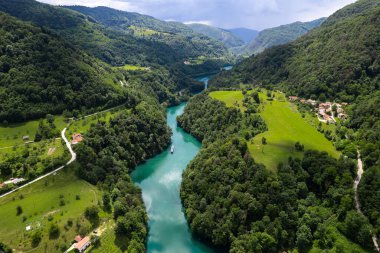 Slovenya 'daki Soca nehrinin insansız hava aracı görüntüsü.