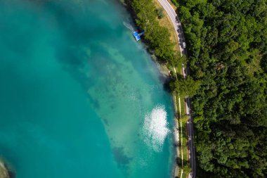 Slovenya 'daki Soca nehrinin insansız hava aracı görüntüsü.