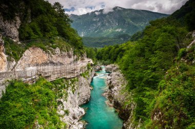 Slovenya 'nın Soca Vadisi' ndeki Soca Nehri üzerindeki Kobarid yakınlarındaki Napolyon Köprüsü 'nden görüntü