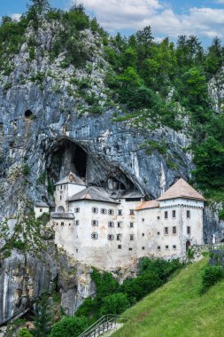 Slovenya 'daki Predjama Kalesi veya Predjamski Grad