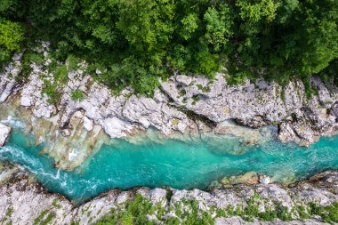 Slovenya 'daki Emerald Soca nehri, aşağı bakan hava aracı.