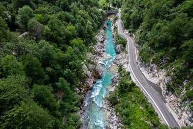 Soca Nehri, Slovenya. Kristal berrak ve zümrüt yeşili manzara. Drone Görünümü.