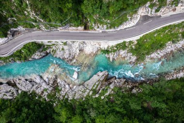 Soca Vadisi, Slovenya 'daki Soca Nehri. Hava aracı görünümü