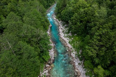 Soca Nehri 'nin hava aracı görüntüsü ve yaz mevsiminde Slovenya' da yemyeşil yemyeşil arazi