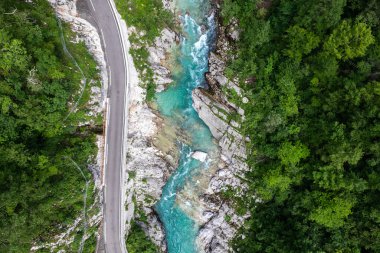 Slovenya 'daki Emerald Soca nehri, aşağı bakan hava aracı.