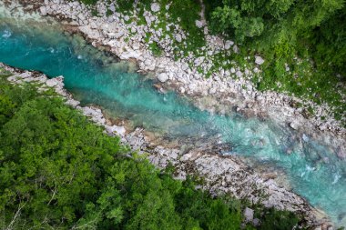 Slovenya 'daki Emerald Soca nehri, aşağı bakan hava aracı.
