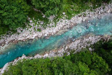 Soca Nehri, Slovenya. Kristal berrak ve zümrüt yeşili manzara. Drone Görünümü.