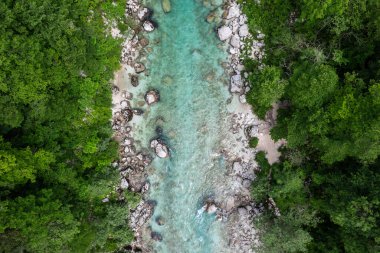 Slovenya 'daki Emerald Soca nehri, aşağı bakan hava aracı.
