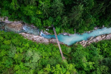 Slovenya 'daki Soca Nehri. Ormandaki zümrüt yeşili nehrin yukarıdan görünüşü