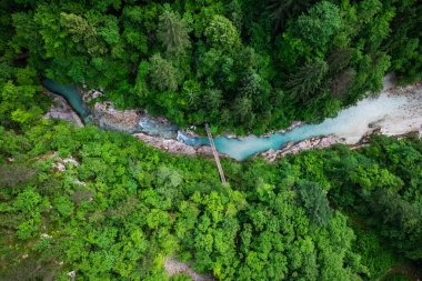 Slovenya 'daki Soca Nehri. Ormandaki zümrüt yeşili nehrin yukarıdan görünüşü