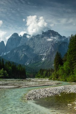 İtalya, Tarvisio 'da dağları ve nehri olan Alp manzarası