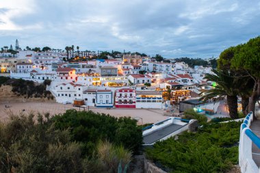 Güzel Carvoeiro balıkçı köyü ve Algarve, Altantic Sahili, Portekiz 'deki turistik cazibe