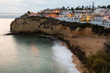 Güzel Carvoeiro balıkçı köyü ve Algarve, Altantic Sahili, Portekiz 'deki turistik cazibe