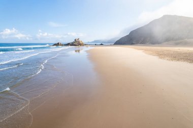 Portekiz 'in Atlantik Okyanusu kıyısındaki kumsal ve dramatik uçurumlar