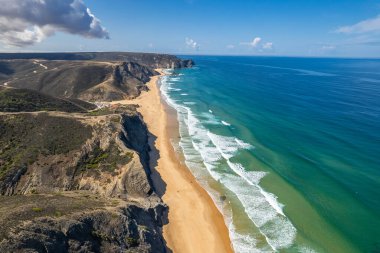 Portekiz 'deki Atlantik Okyanusu sahilindeki sahil şeridi, insansız hava aracı manzaralı.