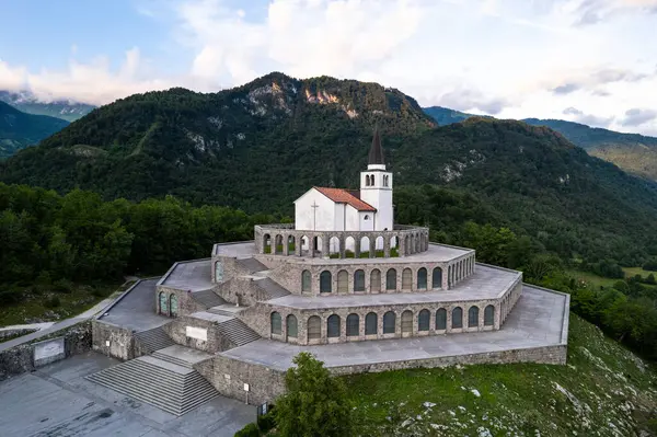 Slovenya 'daki St. Anton Kilisesi ve Kobarid Ossuary' nin insansız hava aracı görüntüsü. Birinci Dünya Savaşı 'ndan Caporetto Anıtı.