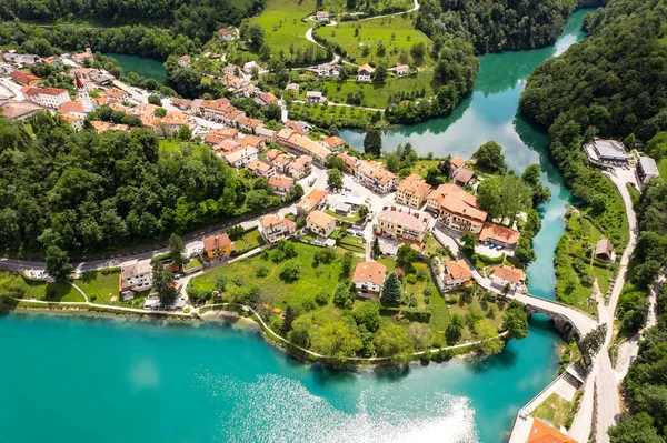 Slovenya ve Soca Nehri 'ndeki Most na Soci kasabasının insansız hava aracı görüntüsü.