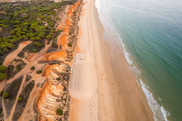 Algarve Portugal Litoral Com Praia Areia Ondas Oceano Atlântico Falésias — Fotografia de Stock