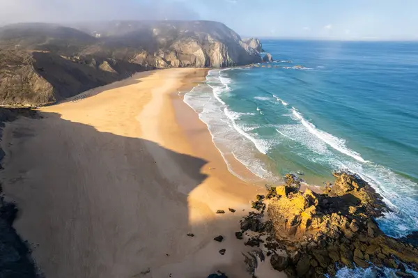 Песчаный Пляж Драматические Скалы Побережье Атлантического Океана Португалии Воздушный Беспилотник — стоковое фото