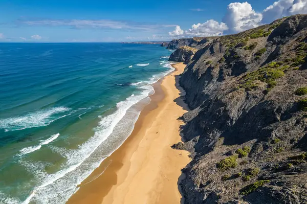 在葡萄牙的大西洋海岸线上的沙滩和引人注目的悬崖 空中无人驾驶飞机视图 — 图库照片
