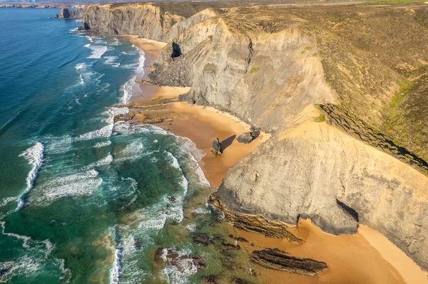 在葡萄牙的大西洋海岸线上的沙滩和引人注目的悬崖 空中无人驾驶飞机视图 — 图库照片