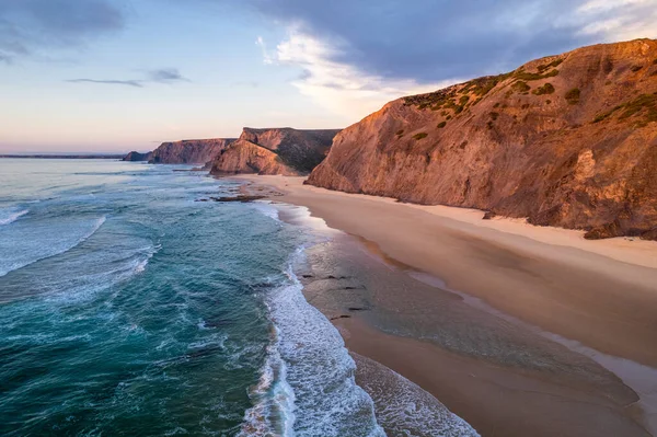 大西洋浪涌向海岸线 沙滩和葡萄牙陡峭的悬崖 空中无人驾驶飞机视图 — 图库照片