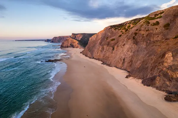 大西洋浪涌向海岸线 沙滩和葡萄牙陡峭的悬崖 空中无人驾驶飞机视图 — 图库照片