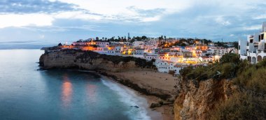 Carvoeiro balıkçı köyünün Panorama 'sı ve Algarve, Altantic Coast, Portekiz' deki turistik eğlence merkezi.