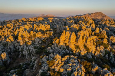 Malaga, Endülüs, İspanya 'daki Torcal de Antequera' nın gerçek dışı kaya oluşumu ve manzarası. Hava Aracı Görünümü