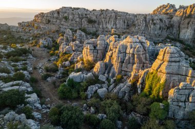 Malaga, Endülüs, İspanya 'daki Torcal de Antequera' nın gerçek dışı kaya oluşumu ve manzarası. Hava Aracı Görünümü