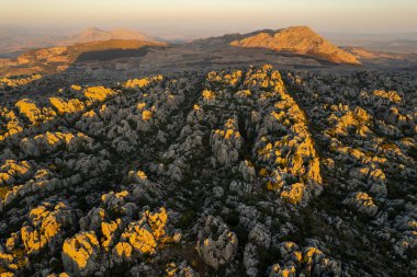 Malaga, Endülüs, İspanya 'daki Torcal de Antequera' nın gerçek dışı kaya oluşumu ve manzarası. Hava Aracı Görünümü