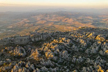 Malaga, Endülüs, İspanya 'daki Torcal de Antequera' nın gerçek dışı kaya oluşumu ve manzarası. Hava Aracı Görünümü