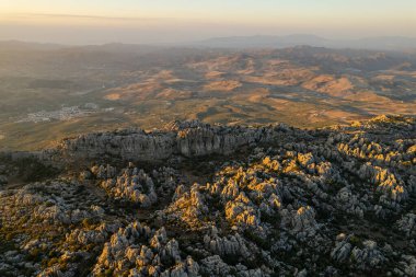 Malaga, Endülüs, İspanya 'daki Torcal de Antequera' nın gerçek dışı kaya oluşumu ve manzarası. Hava Aracı Görünümü
