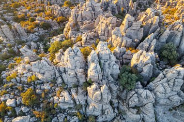 Malaga, Endülüs, İspanya 'daki Torcal de Antequera' nın gerçek dışı kaya oluşumu ve manzarası. Hava Aracı Görünümü