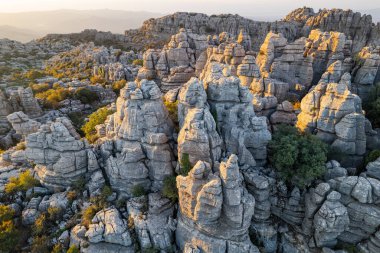 Malaga, Endülüs, İspanya 'daki Torcal de Antequera' nın gerçek dışı kaya oluşumu ve manzarası. Hava Aracı Görünümü