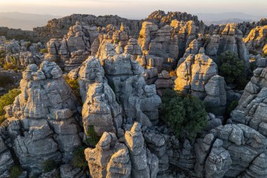 Malaga, Endülüs, İspanya 'daki Torcal de Antequera' nın gerçek dışı kaya oluşumu ve manzarası. Hava Aracı Görünümü