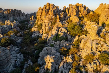 Malaga, Endülüs, İspanya 'daki Torcal de Antequera' nın gerçek dışı kaya oluşumu ve manzarası. Hava Aracı Görünümü