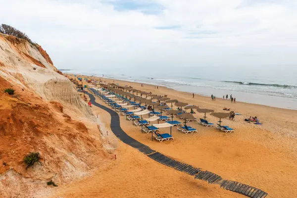Красные Скалы Песчаном Пляже Алгрейве Португалия Солнечный День — стоковое фото