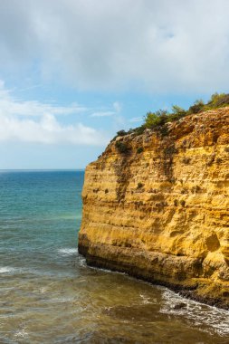 Portekiz 'in Algarve kıyısındaki kayalıklar ve plajlar.