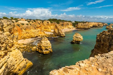 Praia da Marinha, Algarve, Atlantik kıyısındaki en ünlü marinha plajı, Portekiz .