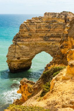Portekiz 'in Algarve kıyısındaki kayalıklar ve plajlar.