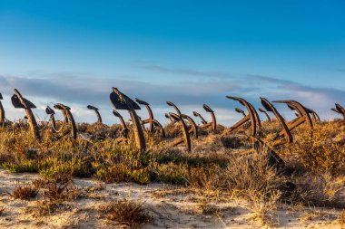 Santa Luzia Anchor Mezarlığı, Portekiz. Praia do Barril plajının kum tepeleri, Algarve