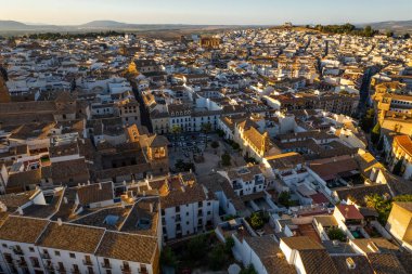 İspanya 'nın Endülüs kentindeki Antequera şehrinin insansız hava aracı görüntüsü