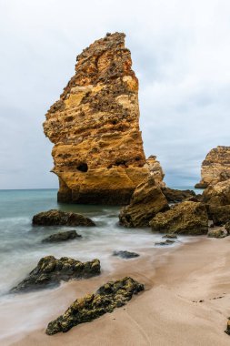 Portekiz 'in Atlantik Okyanusu' ndaki Algarve sahilindeki Kumlu Marinha Sahili 'ndeki Rocky uçurumları