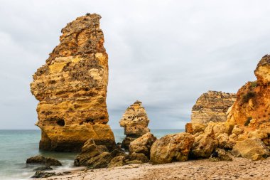 Portekiz 'in Atlantik Okyanusu' ndaki Algarve sahilindeki Kumlu Marinha Sahili 'ndeki Rocky uçurumları